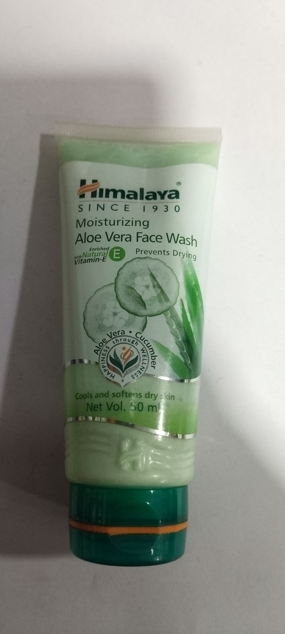 Himalaya Moisturizing Aloe vera face wash Prevents drying 