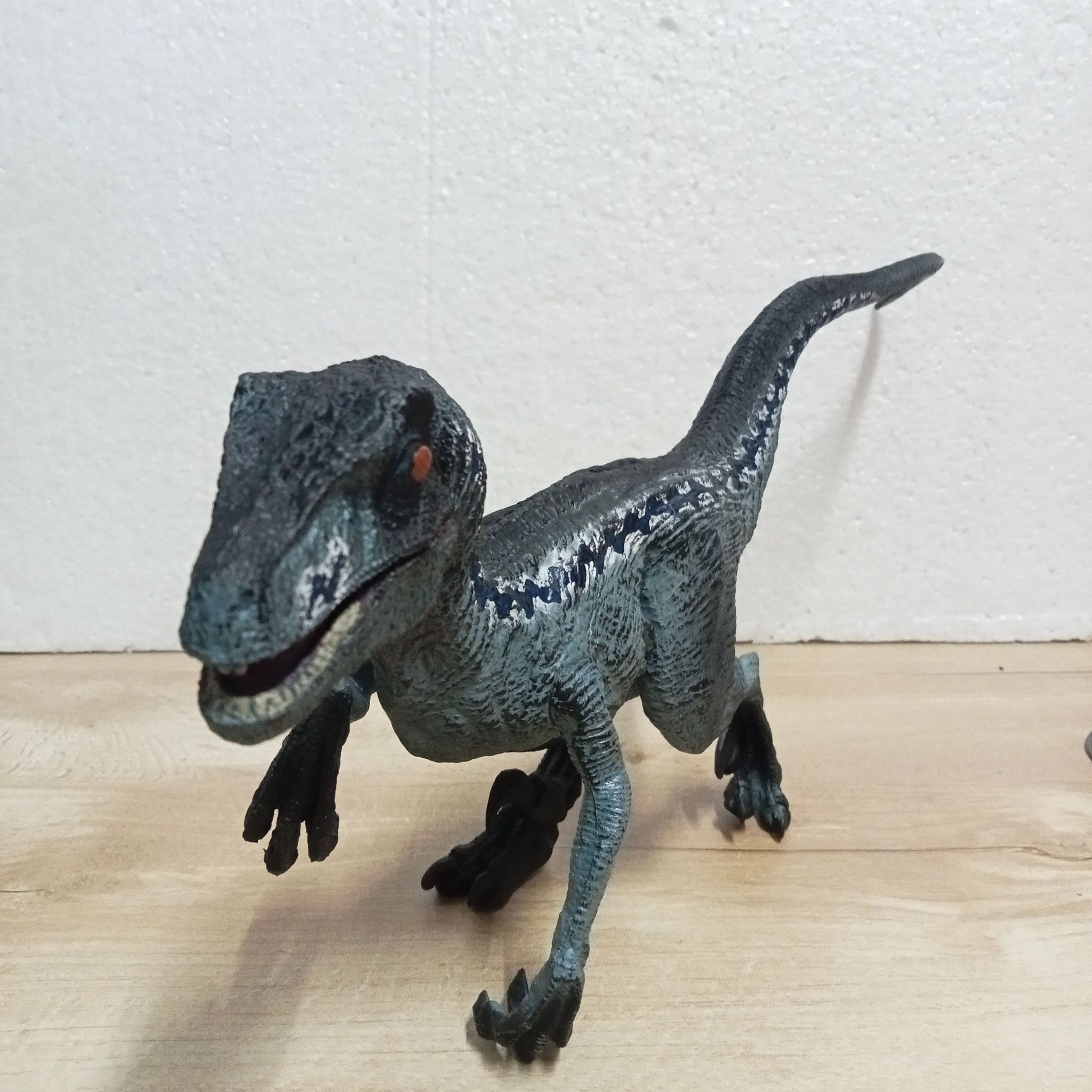 #186 Velociraptor Moveable Mouth Dinosaur Action figure.[Scratch and Dent]