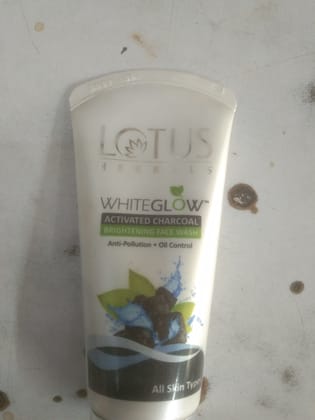 Lotus Whiteglow Activated charcoal Anti-pollution oil control All skin type 