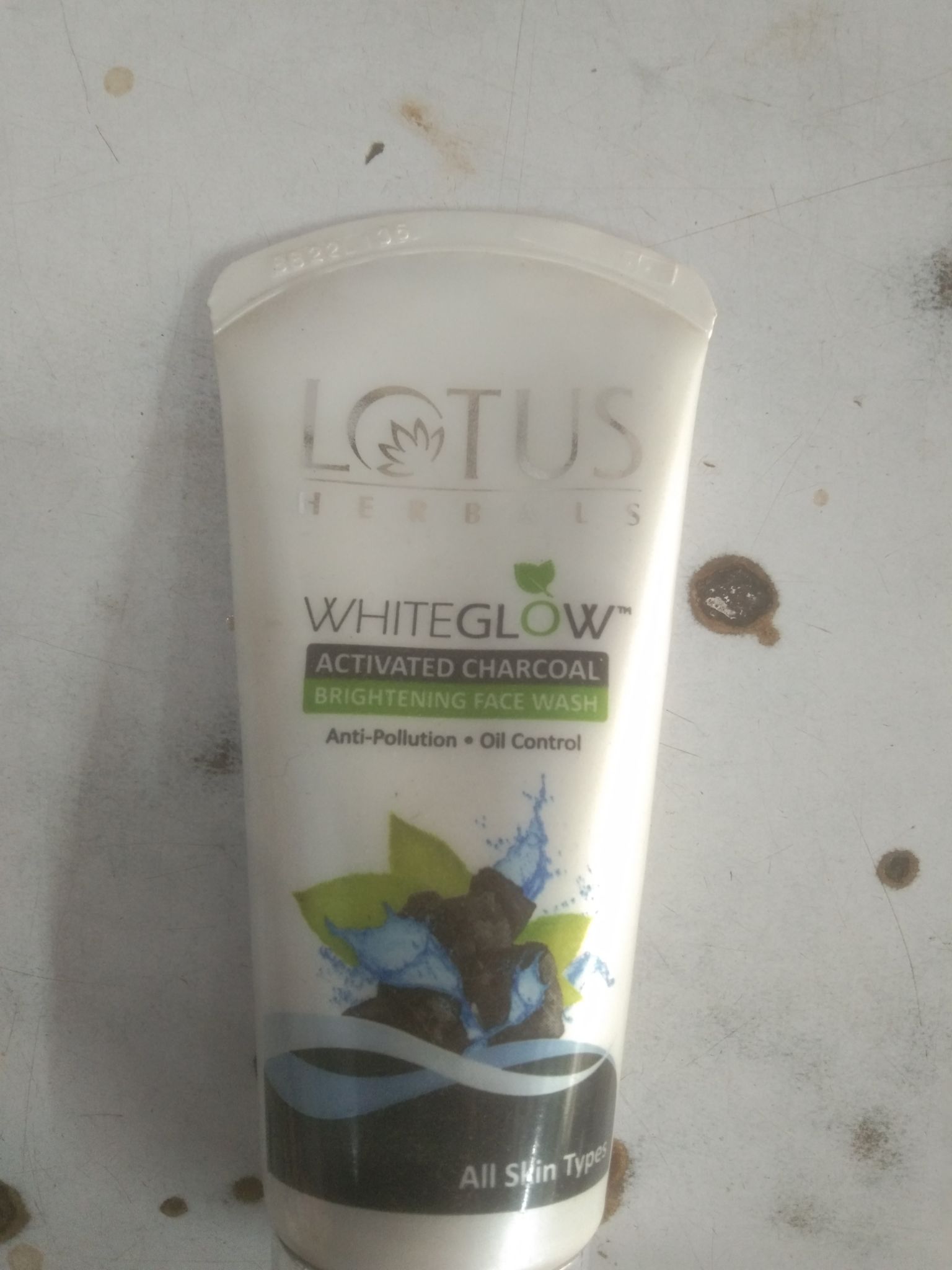 Lotus Whiteglow Activated charcoal Anti-pollution oil control All skin type 