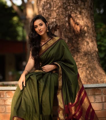 Adorning Green Soft Banarasi Silk Saree With Beauteous Blouse Piece