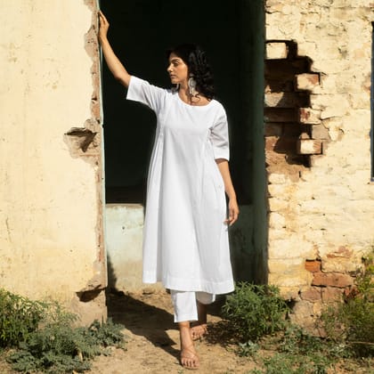 White Round neck kurta with pin tucks details-XS / in