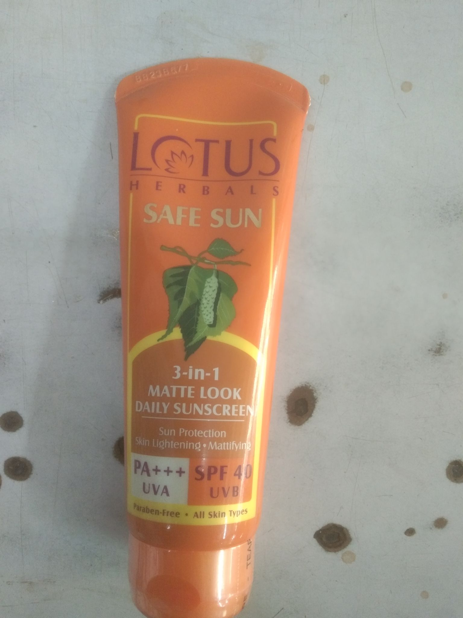 Lotus Herbals 3-in-1 Matte look Pa+++ spf 40 Skin lightening mattifying 