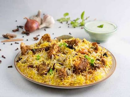 Hyderabadi Dum Chicken Biryani (Boneless) (Serves 1).