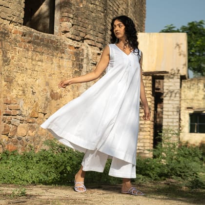 White A-line flared kurta with front pleat detail-XS / in