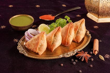 Khasta Murgh Samosa (Chicken Samosa)