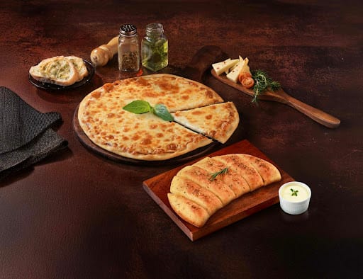 Cheese Lover's Pizza [7" Regular]+ Garlic Bread & Cheesy Dip