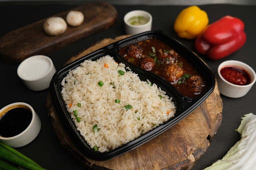 Chicken Mnchurian Gravy With Veg Hakka Noodles/Veg Fried Rice