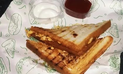 Chicken Pizza Sandwich [2 Slices, Serves 1]