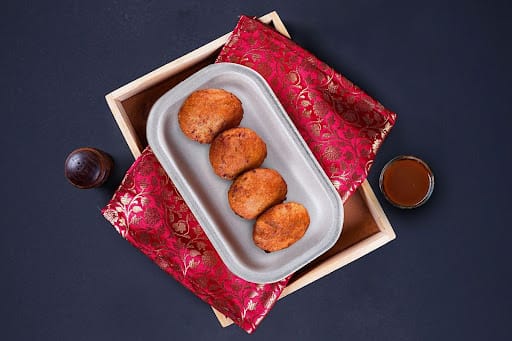Aloo Pattice And Imli Chutney