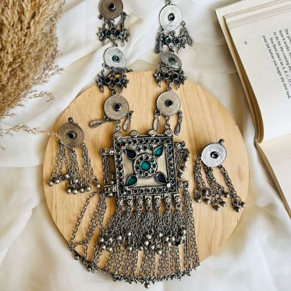 Inara Jessie long Neckpiece