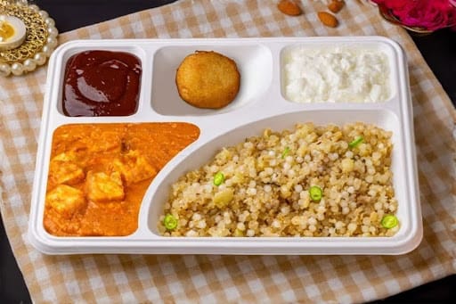 Paneer Makhani Thali With Aloo Pattice