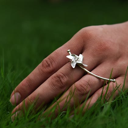 Pinwheel ring