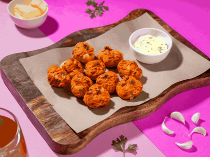 Peri-Peri Garlic Knots With Cheesy Dip