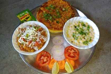 2 Onion Kulche With Chole