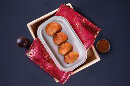 Aloo Pattice And Imli Chutney