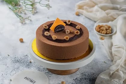 Signature Eggless Crunchy Cake.