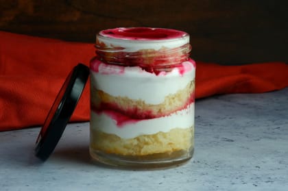 Strawberry jar cake