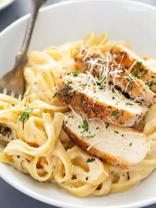 Penne Alfredo Pasta With Garlic Bread