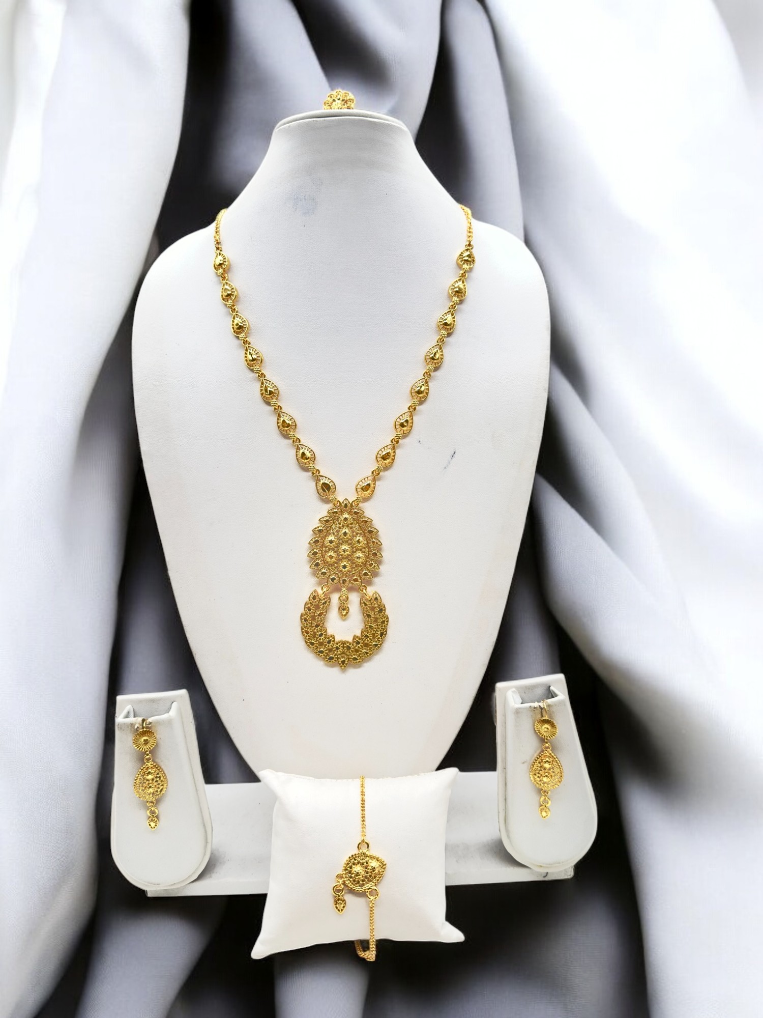 Gold Luxe Necklace Set - Amit Chauhan And Sons