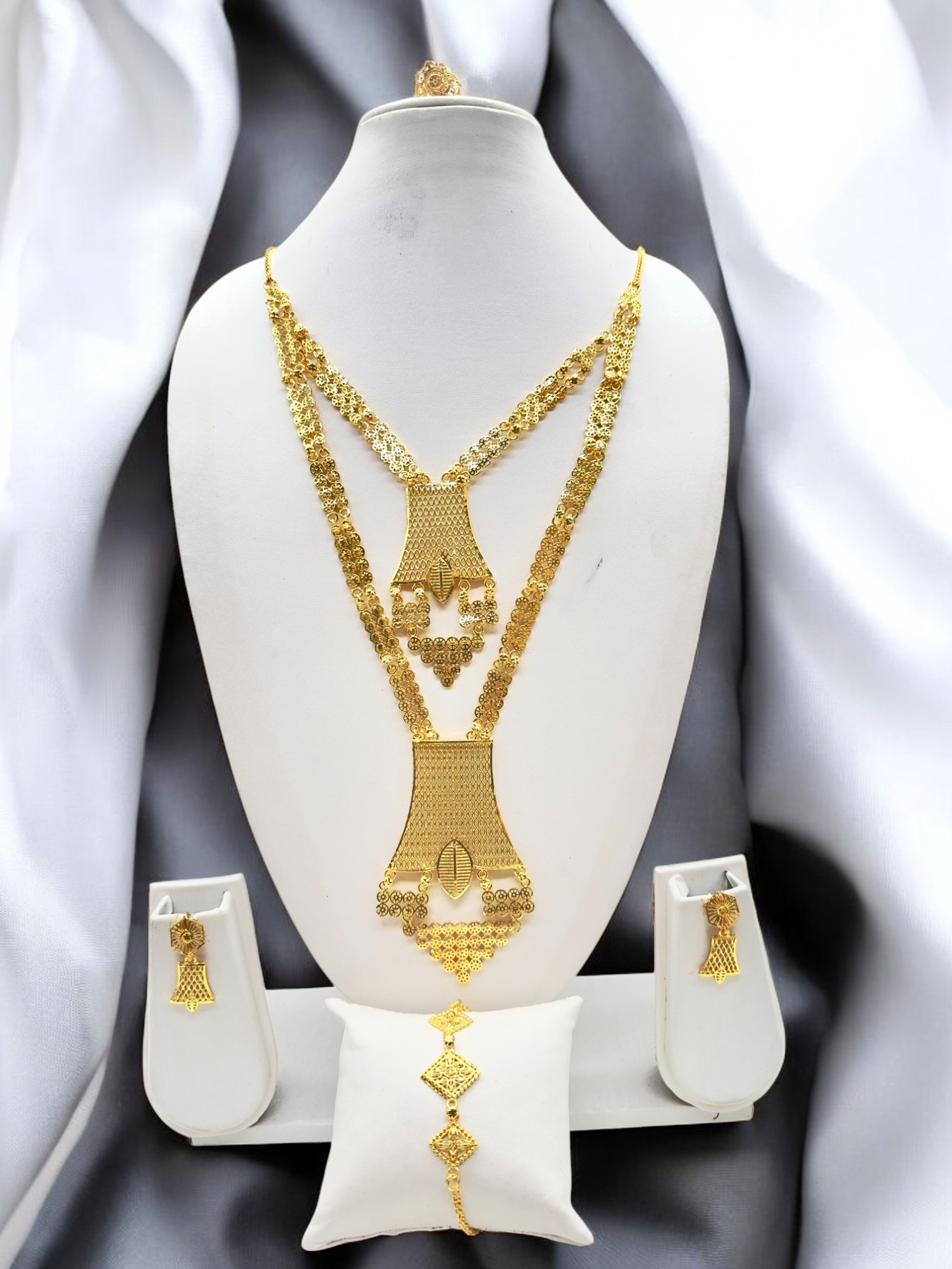 Gold Luxe Necklace Set - Amit Chauhan And Sons