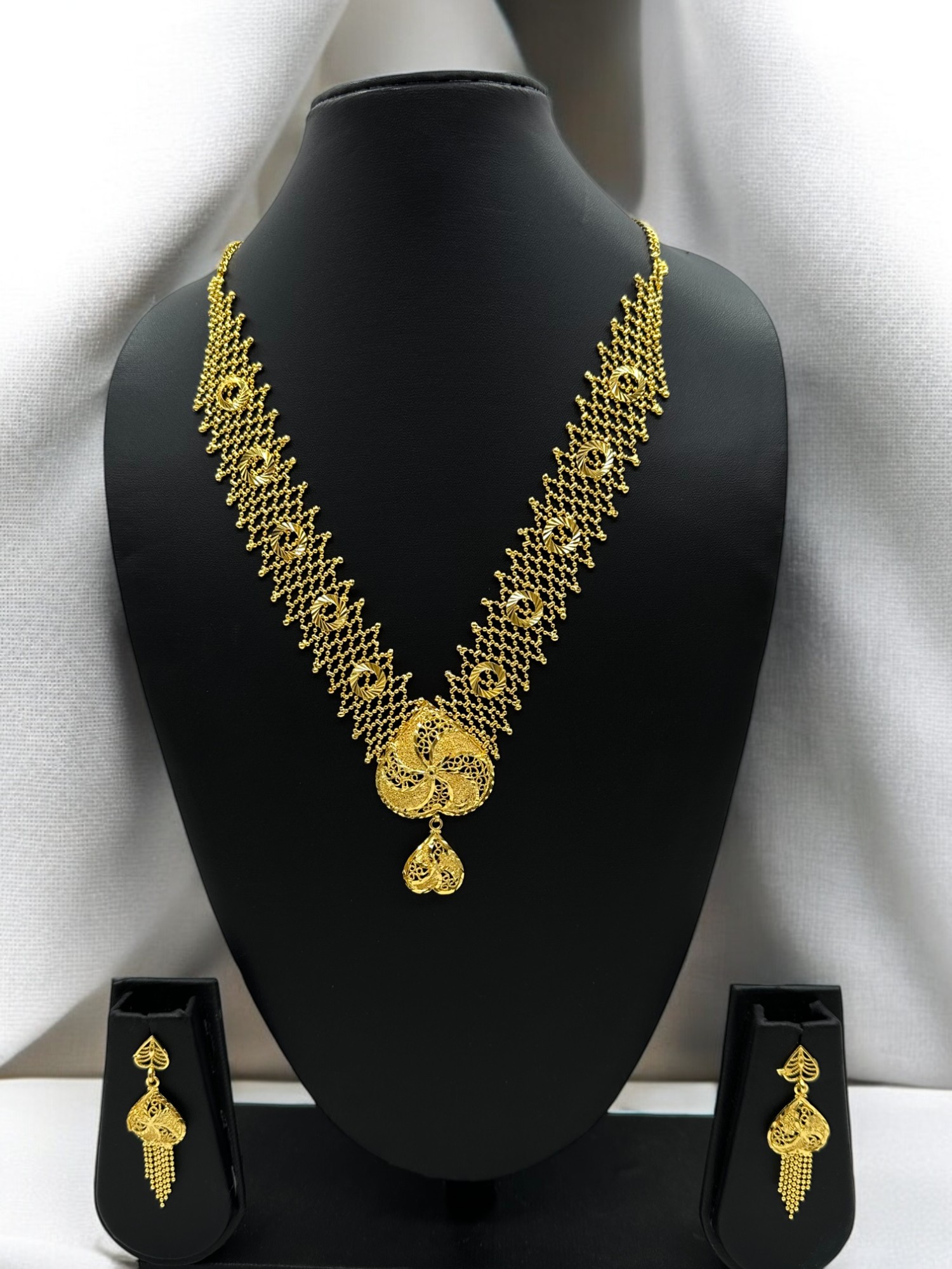 Gold Luxe Necklace Set - Amit Chauhan And Sons